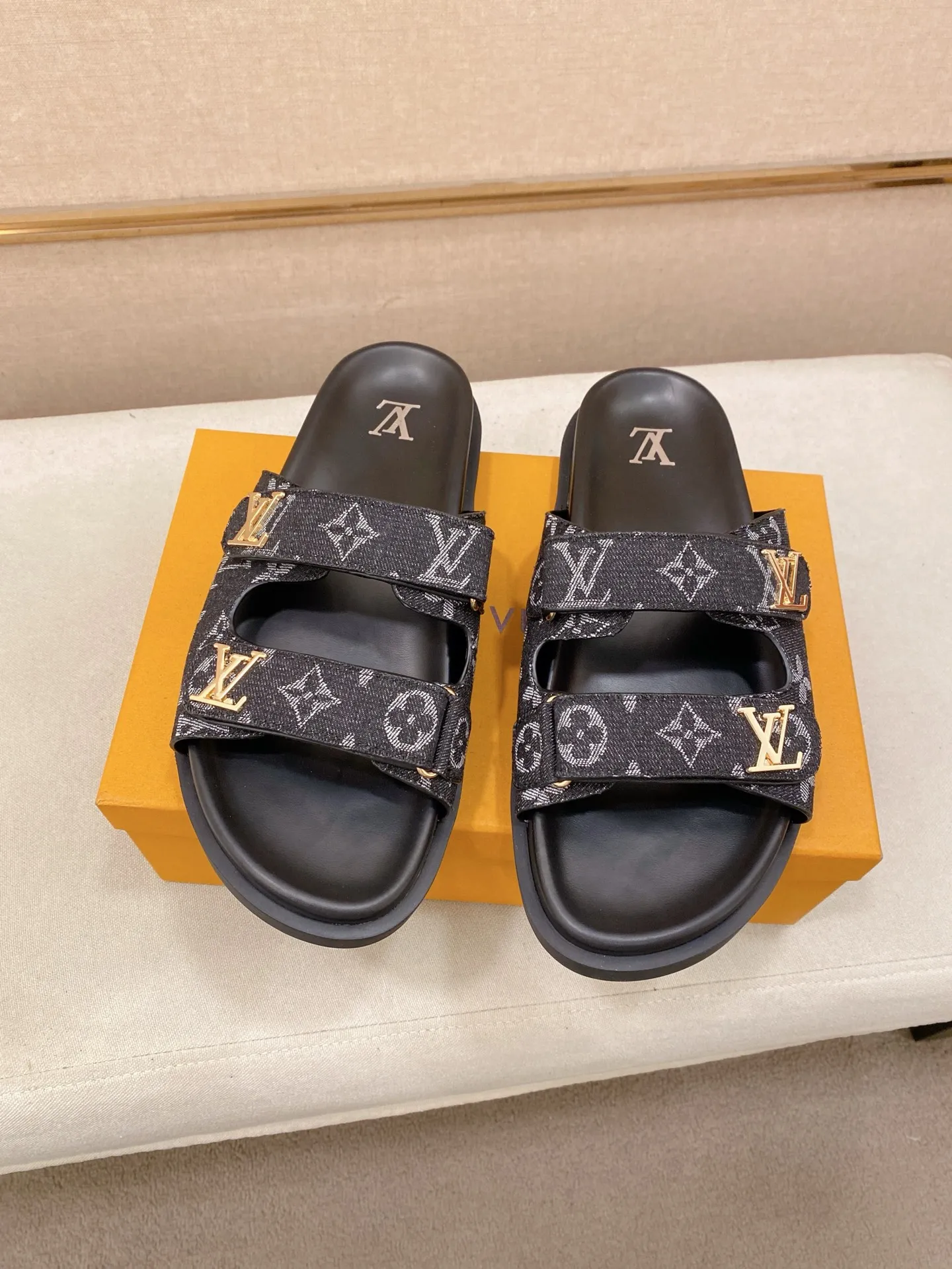 Men's shoes💰: 320💰Made by LV🔍Top purchasing agent, men's spring and summer slippers are available at the same counter. The uppers are made of cowhide imported from Italy, with logo graphics and high-quality craftsmanship. Soles: original soles specially provided by the original factory. Exclusive molded soles are super comfortable. Original goods with single order, 🔍🔍high quality, you can enter and exit the counter at will. Welcome to compare, code number 38-44. Can be customized45